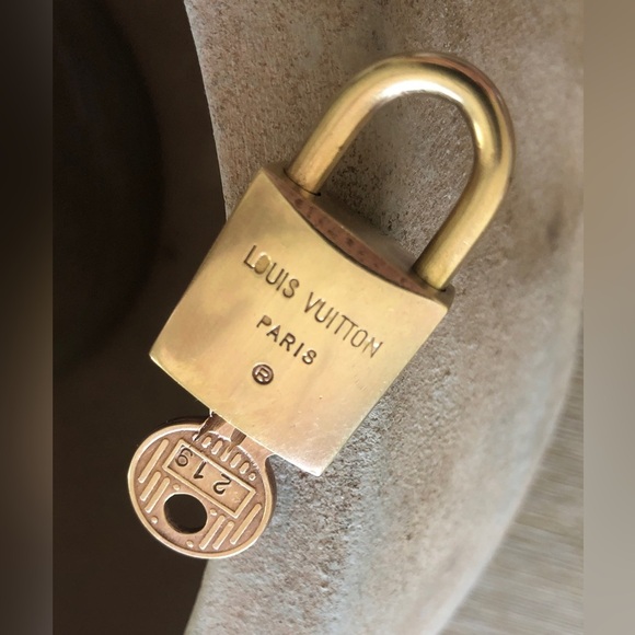 Louis Vuitton ✨RARE ✨Bright 🔆 Gold Padlock and Key #219 - Picture 2 of 7
